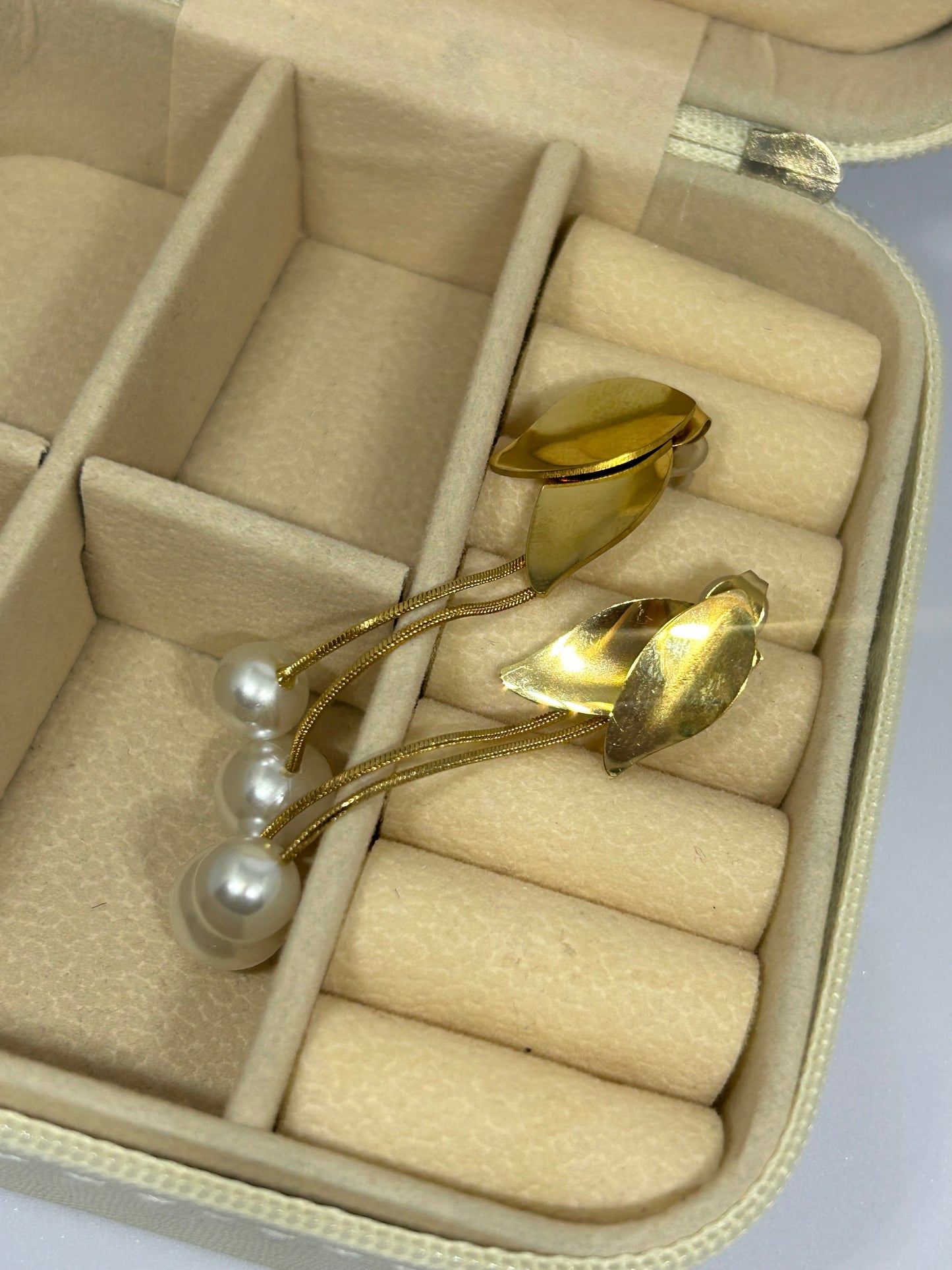 Leaf with Pearl drops