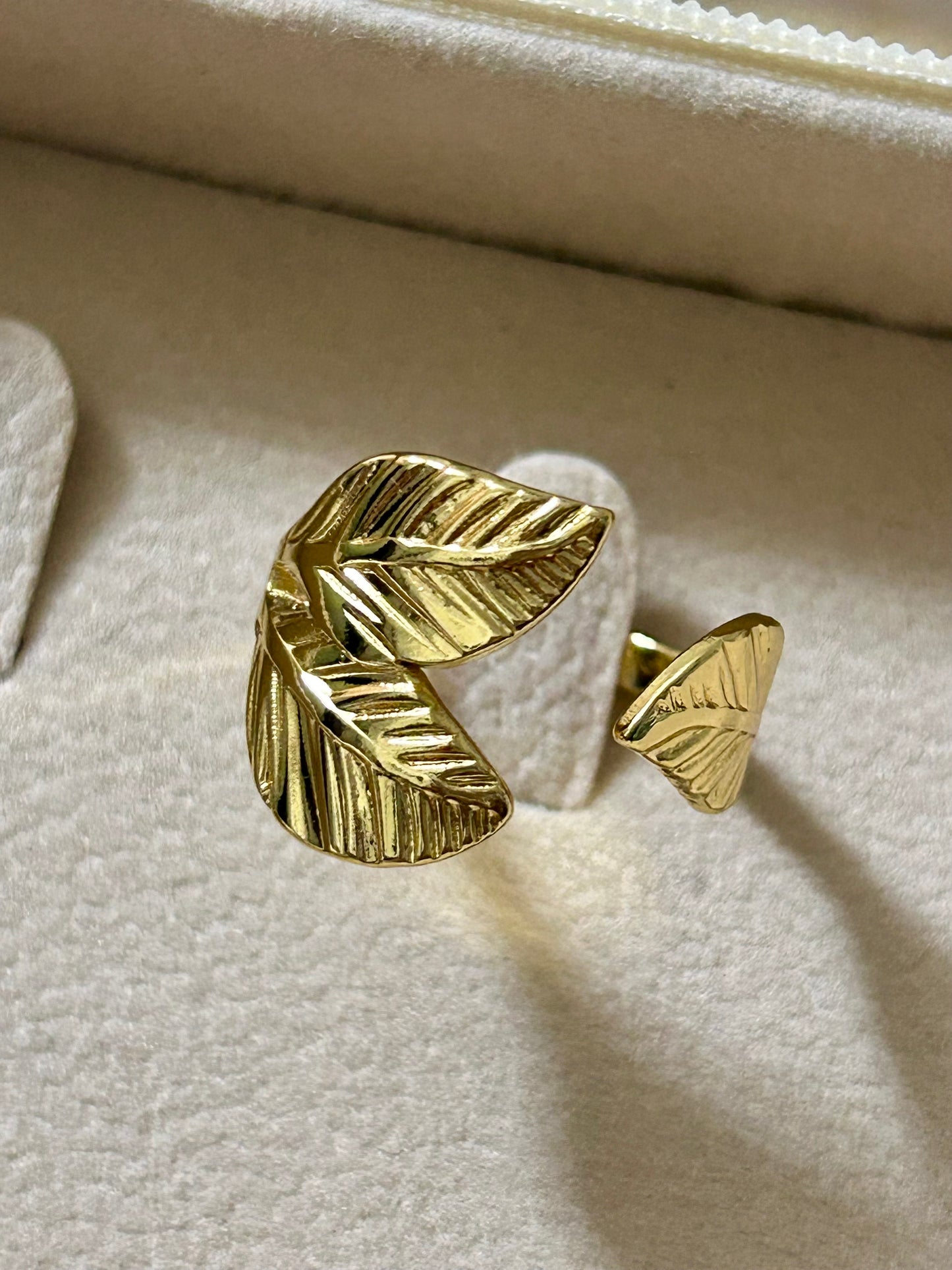 Leafy Grace Ring