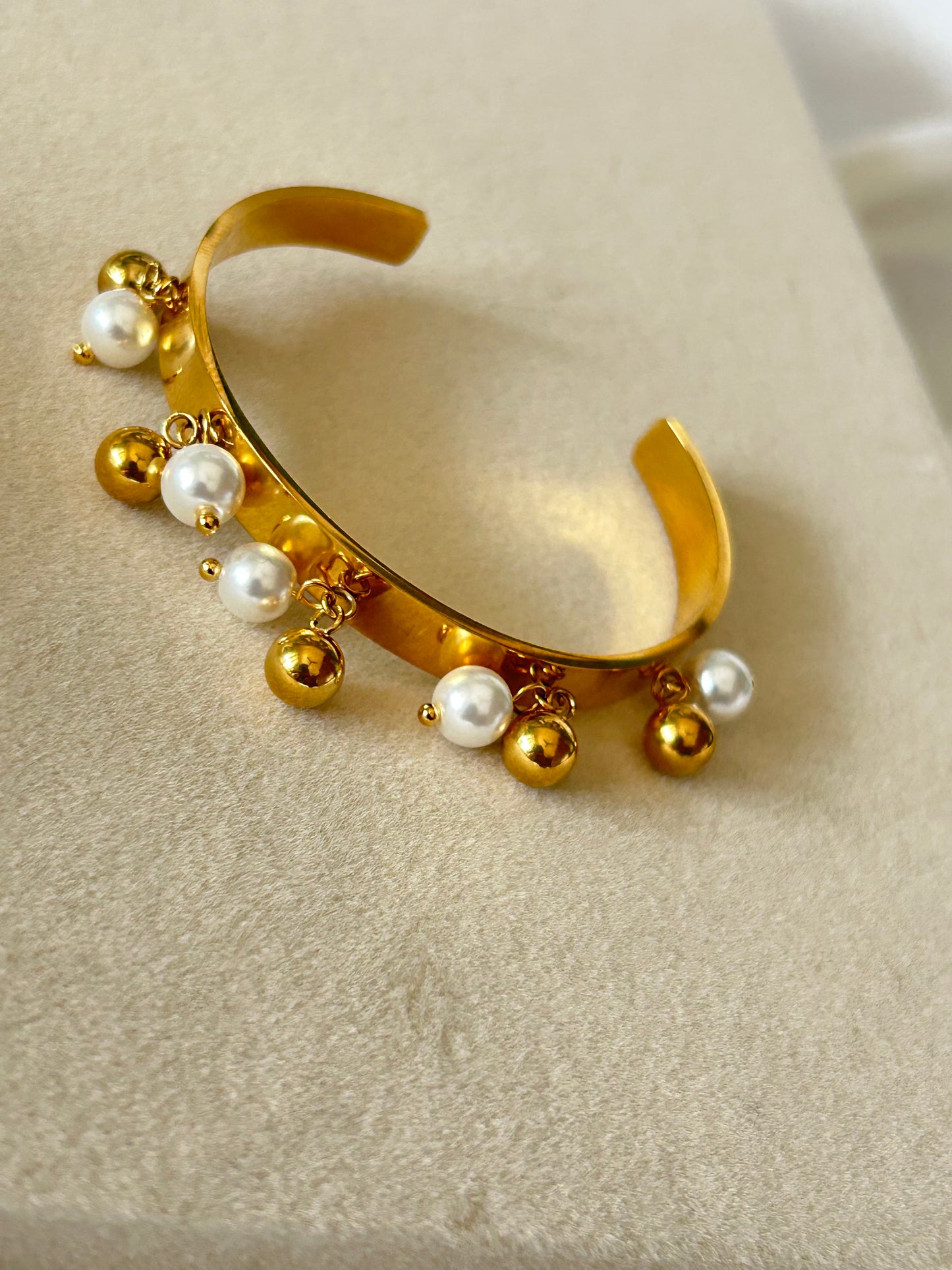 Meher Pearl Cuff(Thin Wrist)