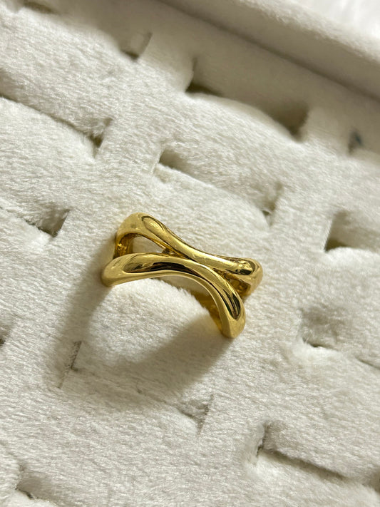Fluid Curve Ring
