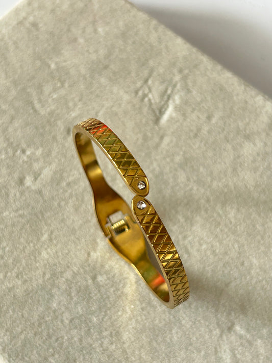 Textured Gold Diamond Bracelet(Thin Wrist)