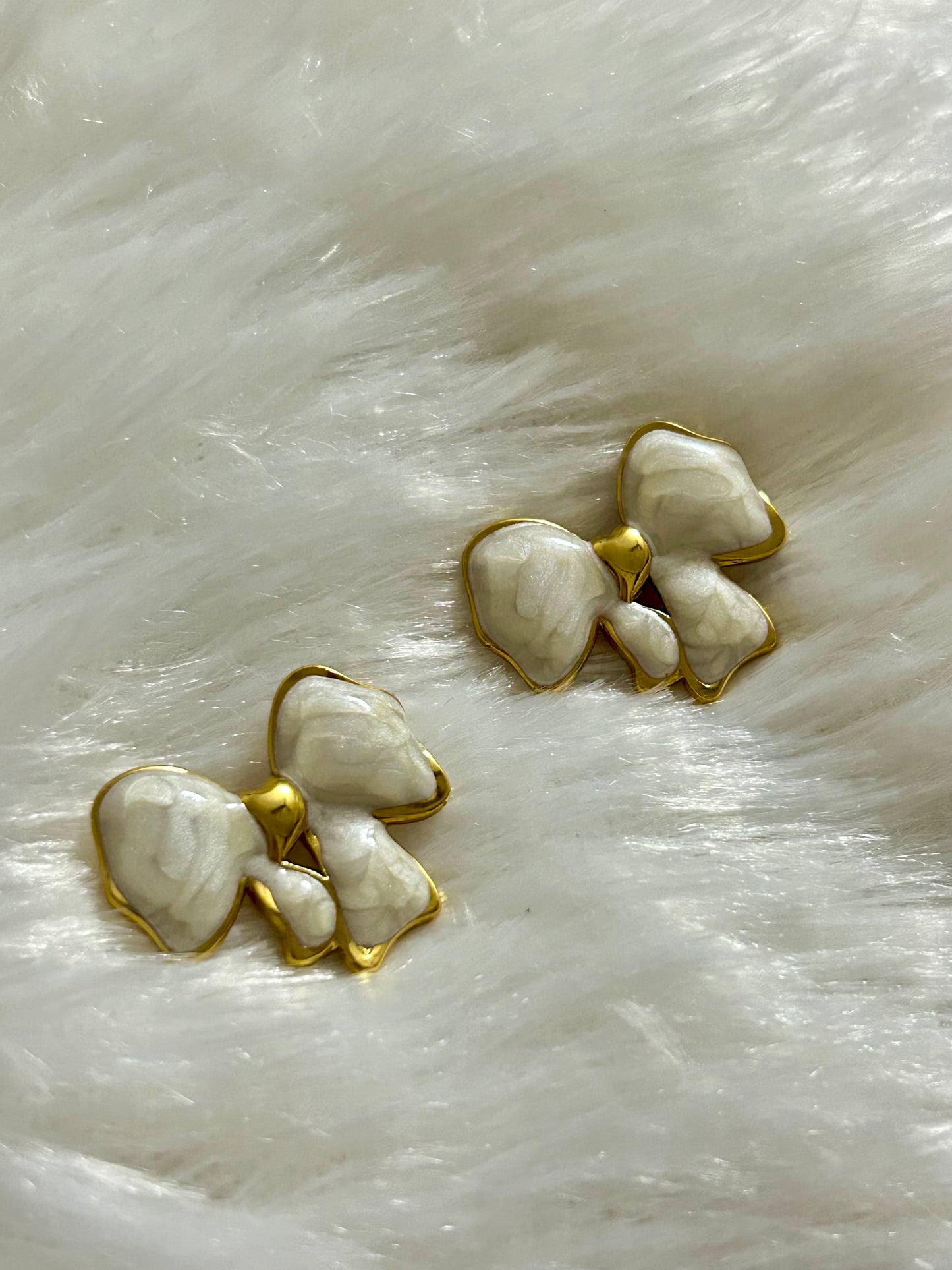 White Bow Stud