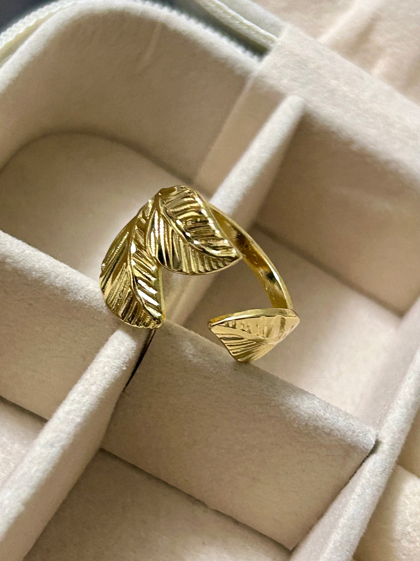 Leafy Grace Ring
