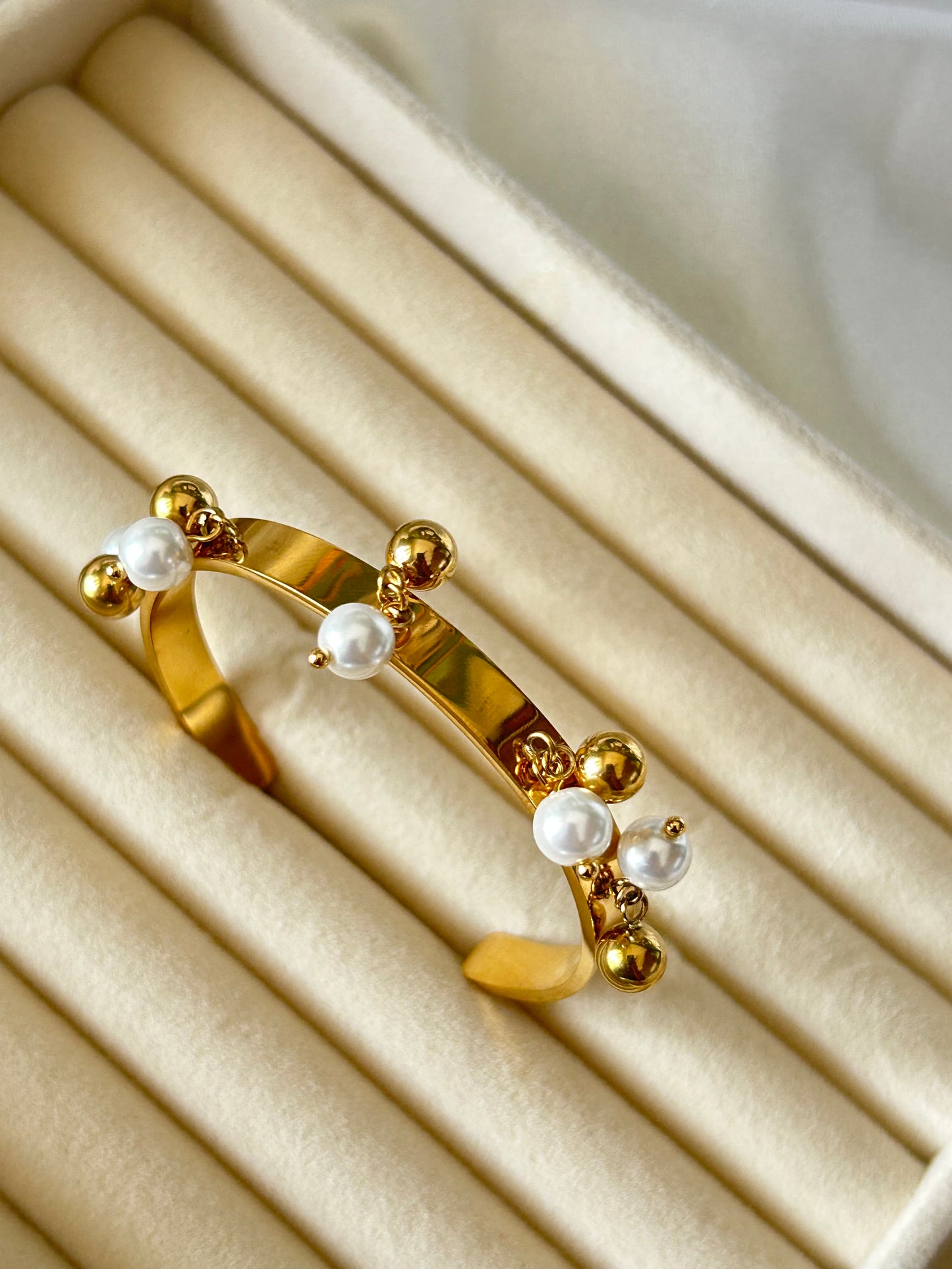 Meher Pearl Cuff(Thin Wrist)