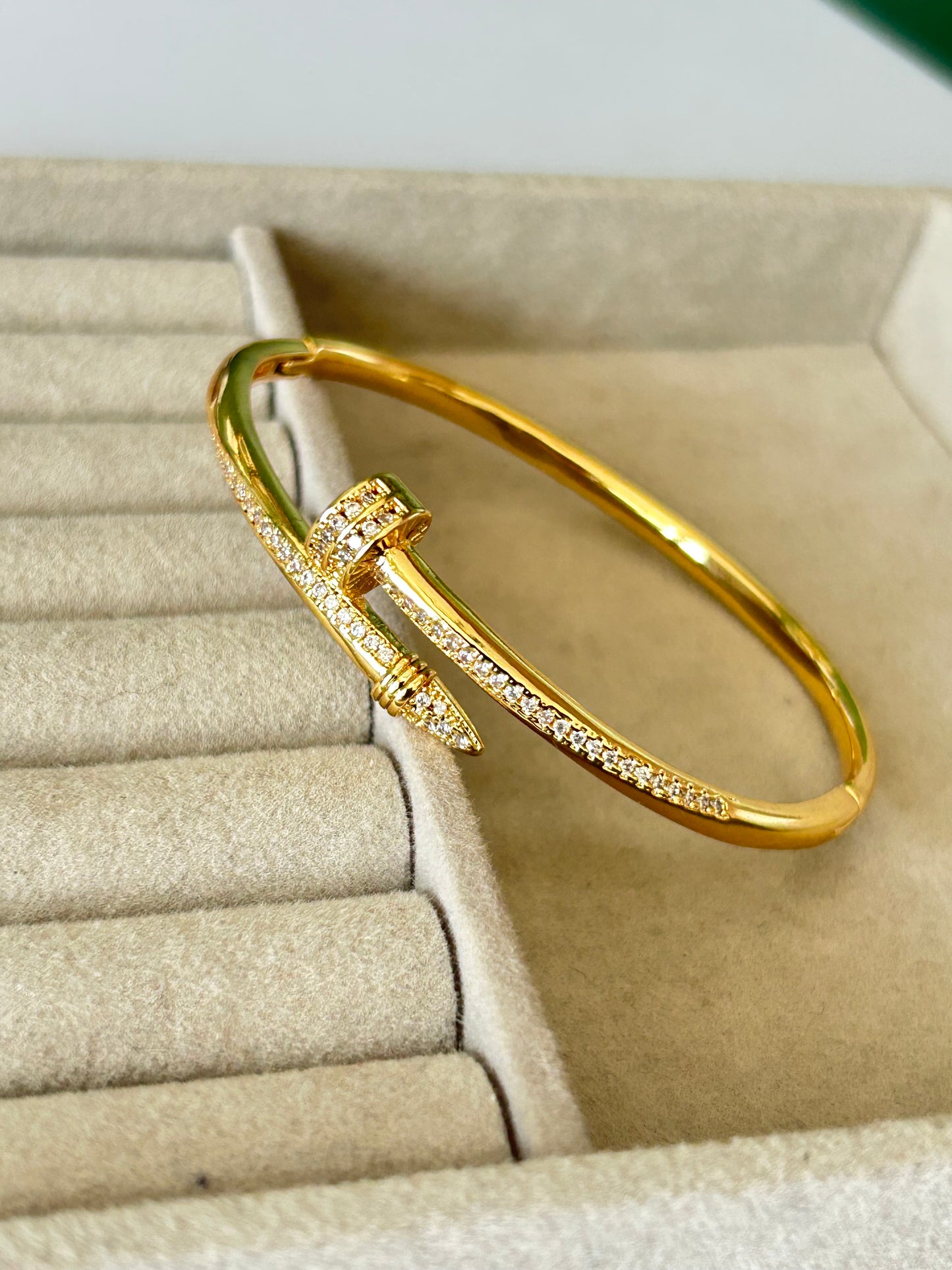 Curved Diamonds Nail Bracelet