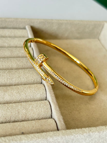 Curved Diamonds Nail Bracelet
