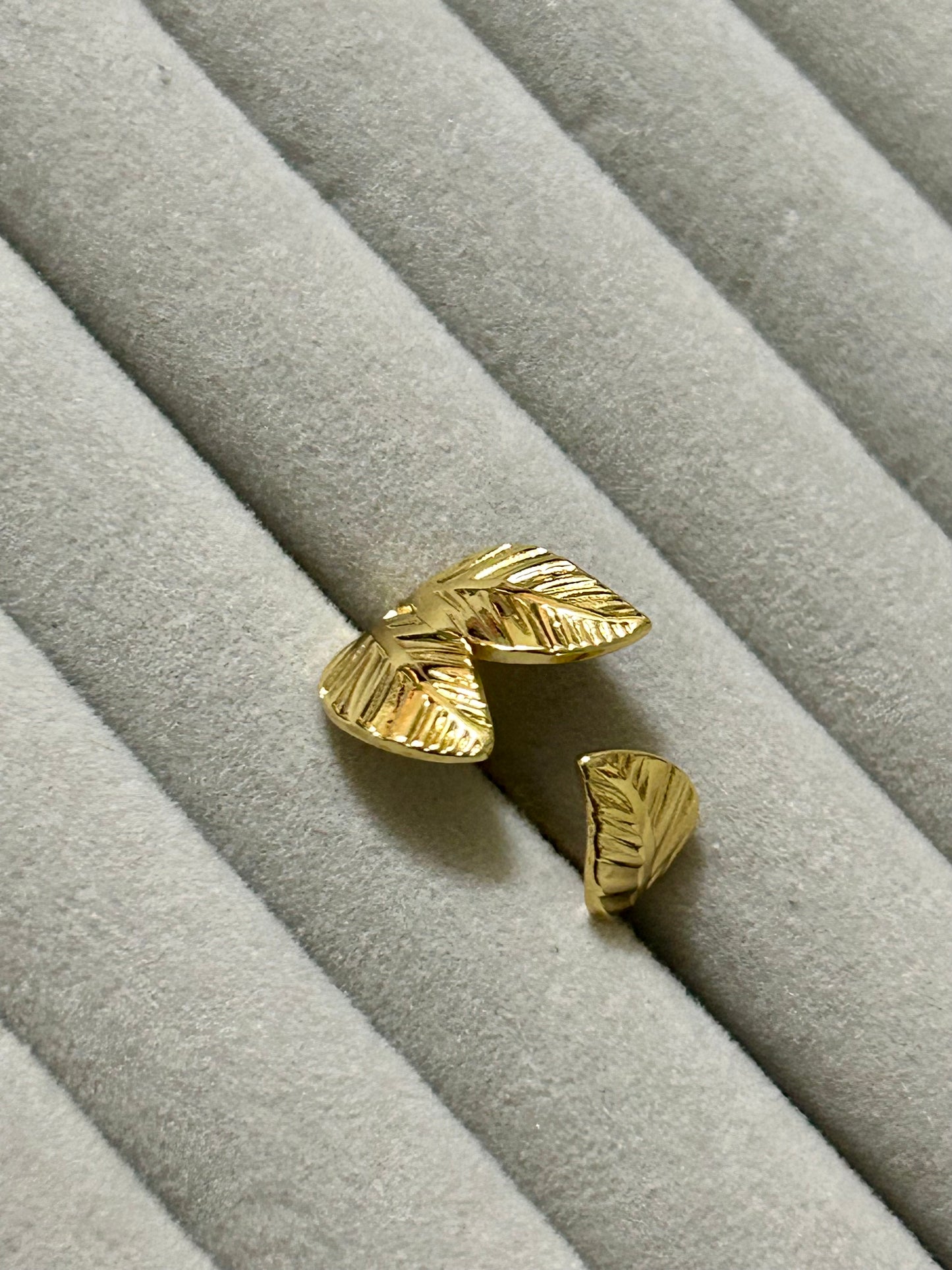 Leafy Grace Ring