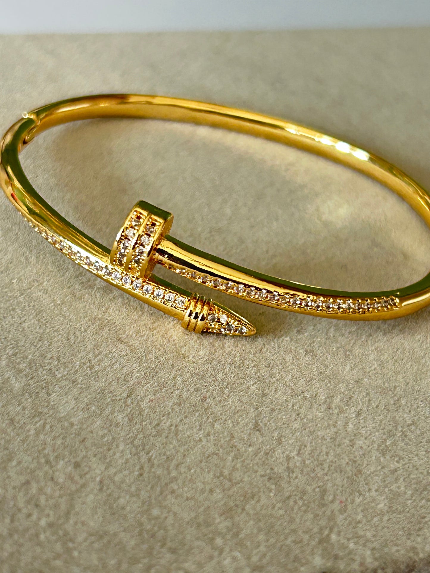 Curved Diamonds Nail Bracelet