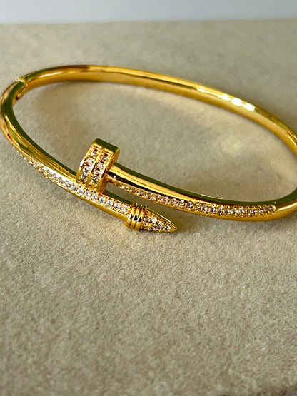 Curved Diamonds Nail Bracelet