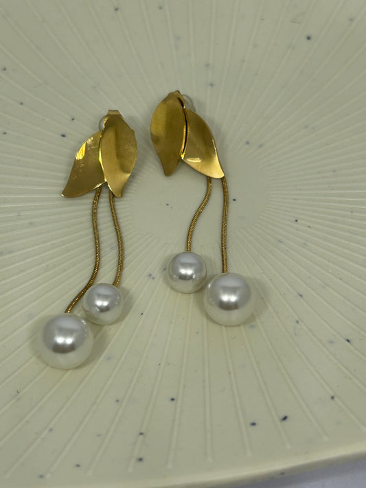 Leaf with Pearl drops