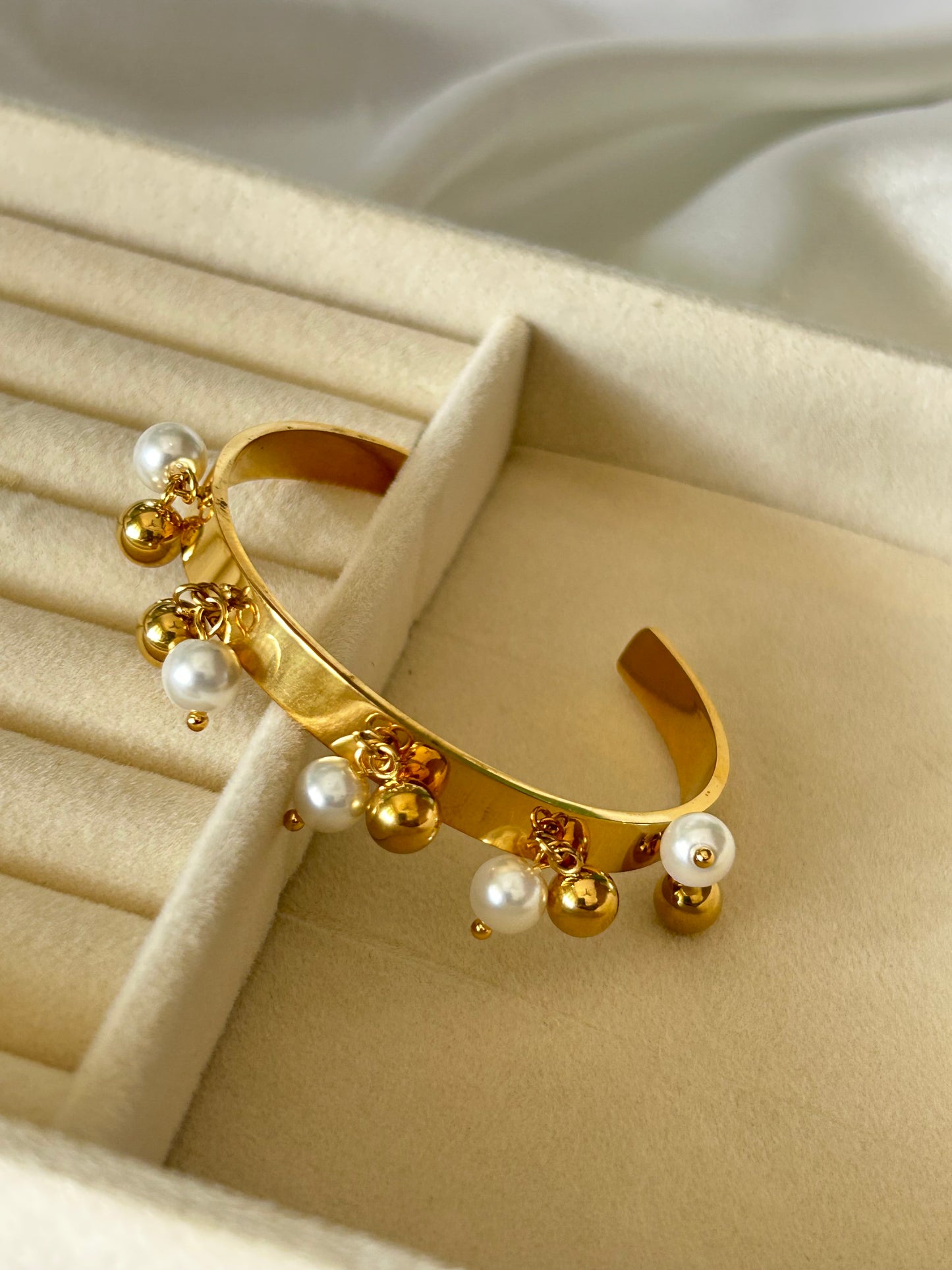 Meher Pearl Cuff(Thin Wrist)