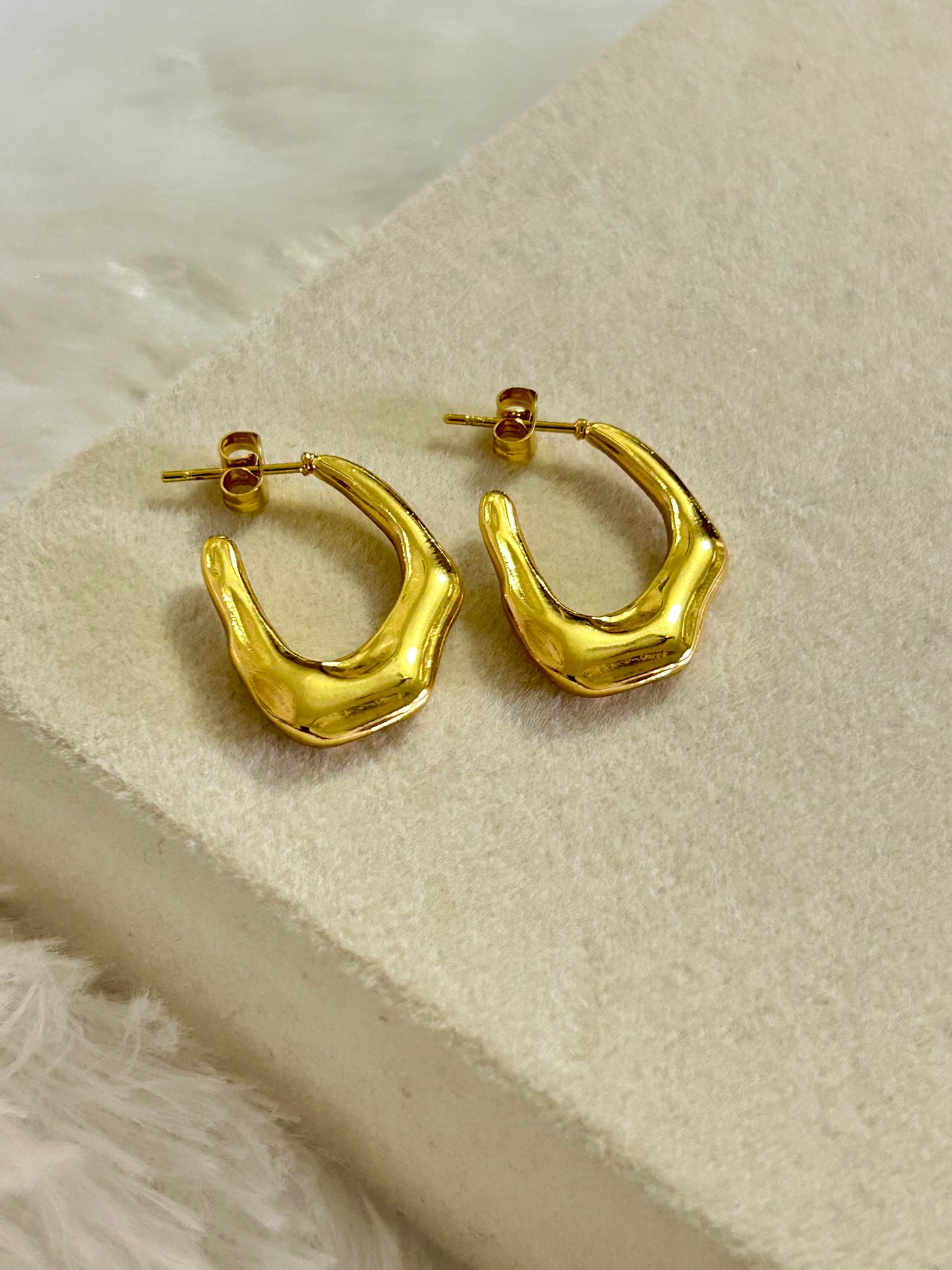 Aura Curve Hoops