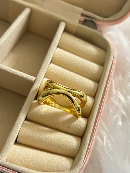 Fluid Curve Ring