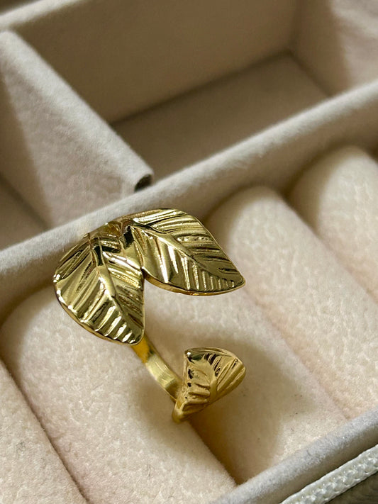 Leafy Grace Ring