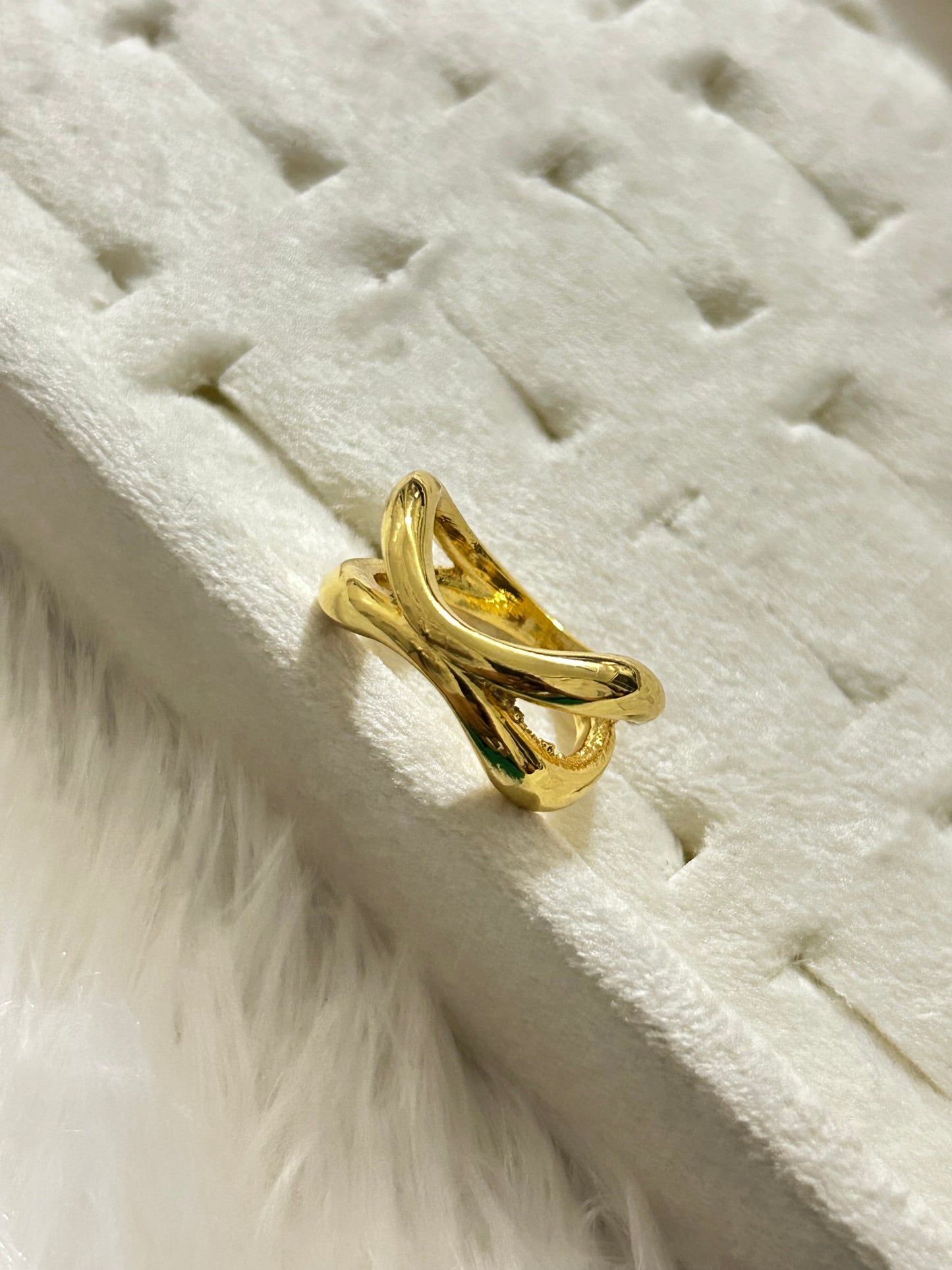 Fluid Curve Ring